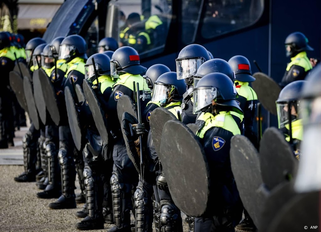 ME voert charge uit bij demonstratie Museumplein