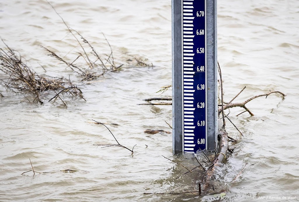 Waterschappen malen en pompen om regenwater weg te werken