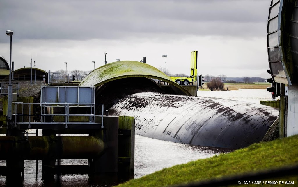 Opblaasbare stormvloedkering Ramspol gaat weer dicht