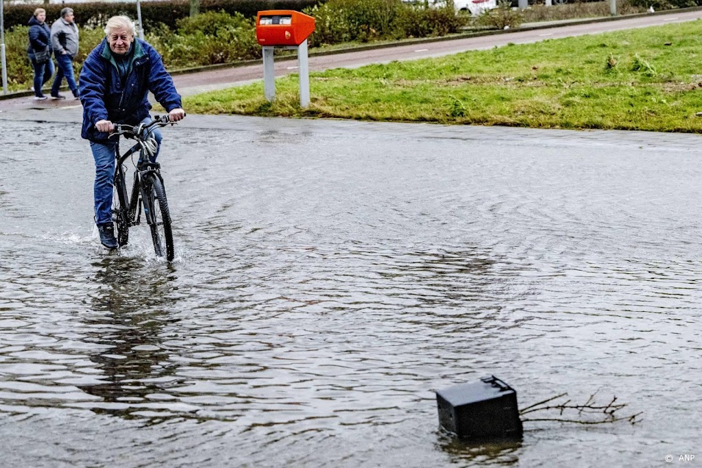 Lokale wegen en fietspaden in het noorden overstroomd