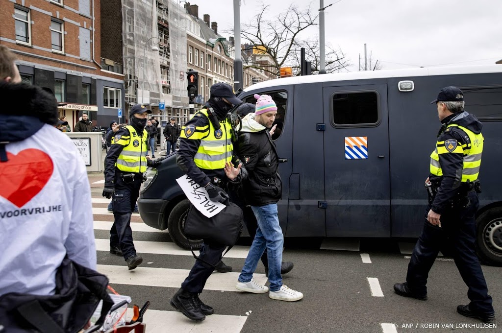 Politie houdt ruim 150 mensen aan tijdens demonstratie Amsterdam