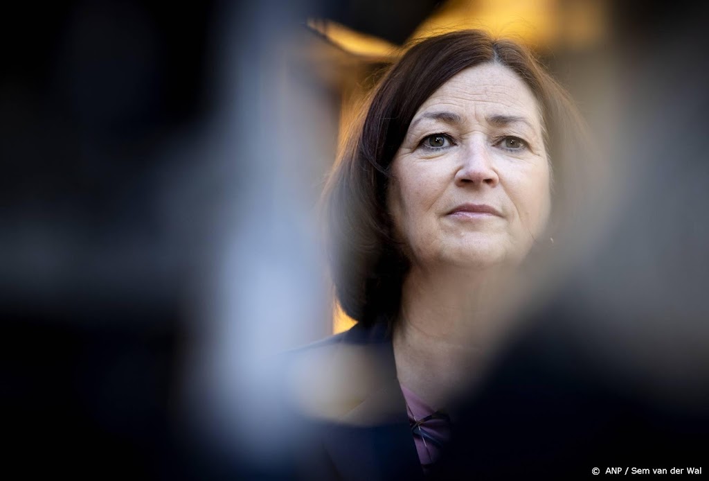 Minister: onderzoek omstreden mondkapjesdeal weer vertraagd