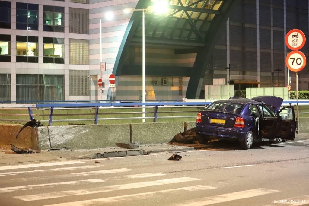Realityster Samantha de Jong buiten levensgevaar na auto-ongeval