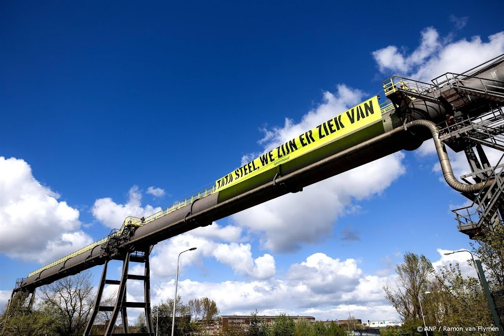 Circa 150 demonstranten begonnen aan wandeling naar Tata Steel