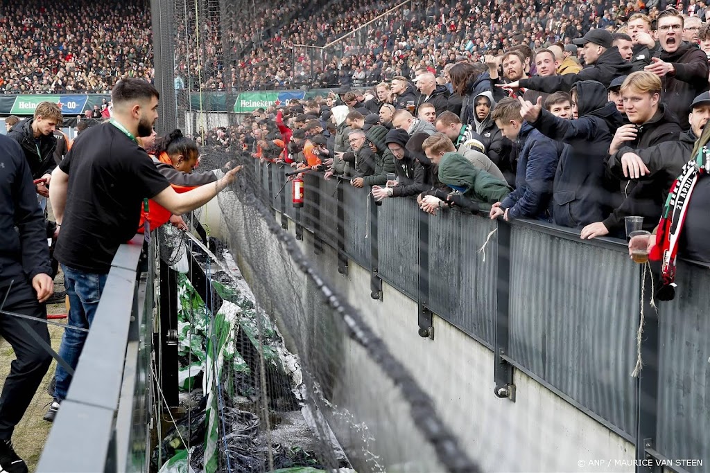 Bekerfinale na vuurwerk en brand in De Kuip opnieuw onderbroken