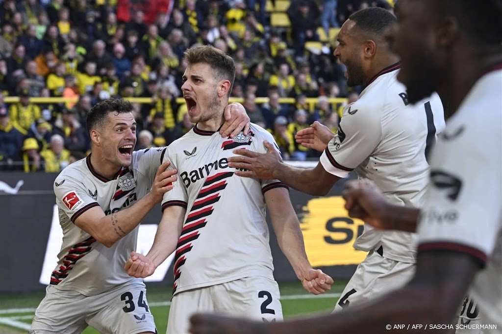 Kampioen Leverkusen nog ongeslagen door late 1-1 bij Dortmund