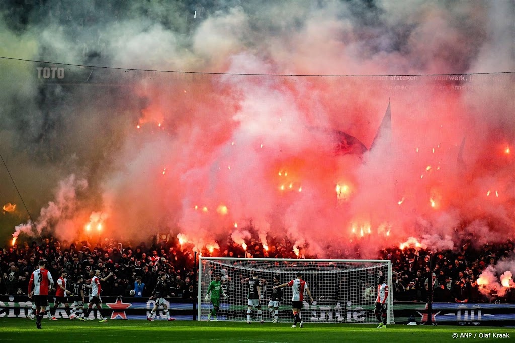 Slot noemt vuurwerk en brand in Kuip 'compleet waardeloos'