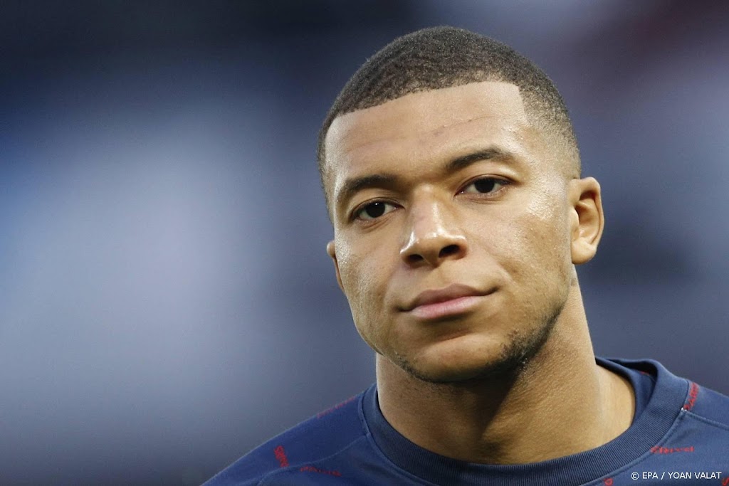 Mbappé verlengt aflopend contract bij PSG met drie jaar