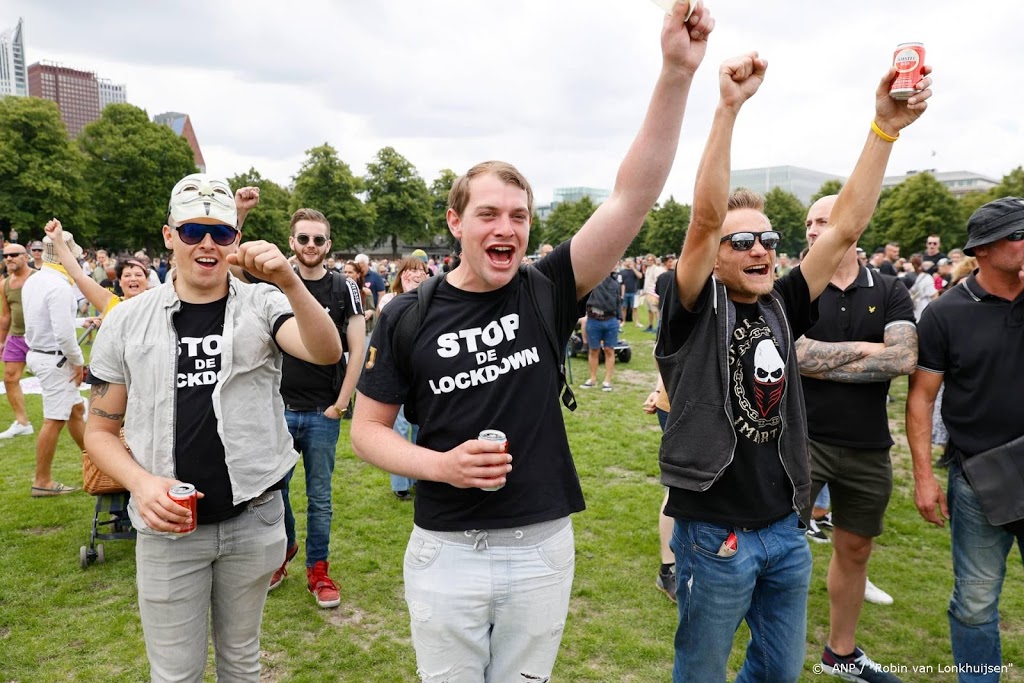 Aantal betogers Malieveld neemt toe, ook voetbalsupporters