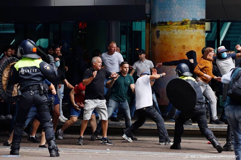 Groep zoekt confrontatie met politie bij Den Haag CS