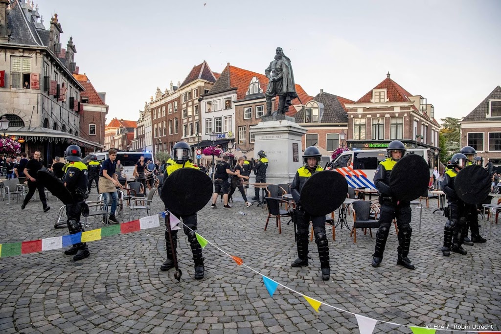 Politie onderzoekt camerabeelden van rellen in Hoorn
