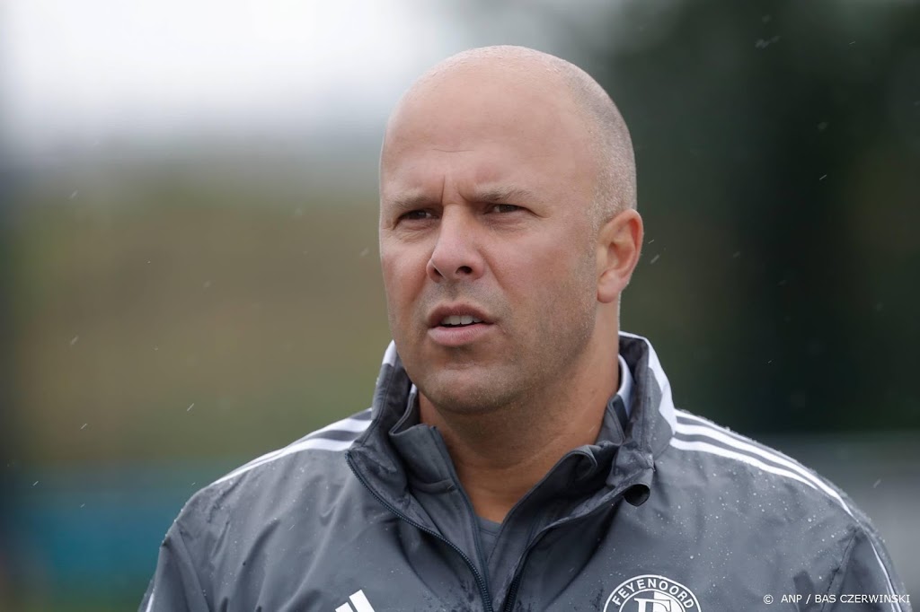 Feyenoord-trainer Slot: eerst gat met kampioen kleiner maken