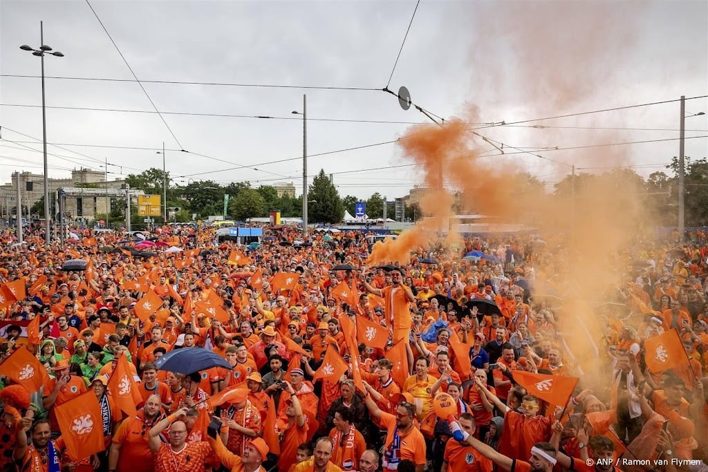 Duizenden fans van Oranje lopen samen naar Leipzig Stadium