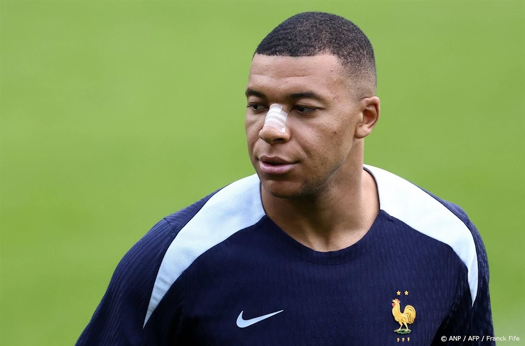Mbappé draagt zwart masker als hij invalt tegen Oranje