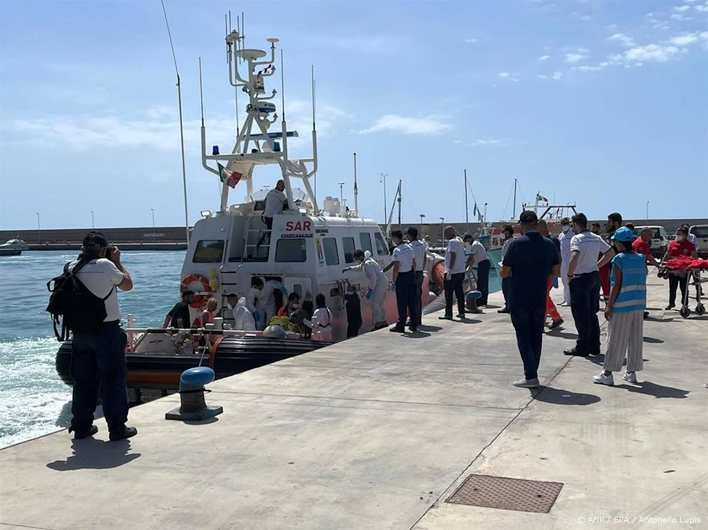 Nog eens 14 lichamen geborgen na vergaan migrantenboot bij Italië