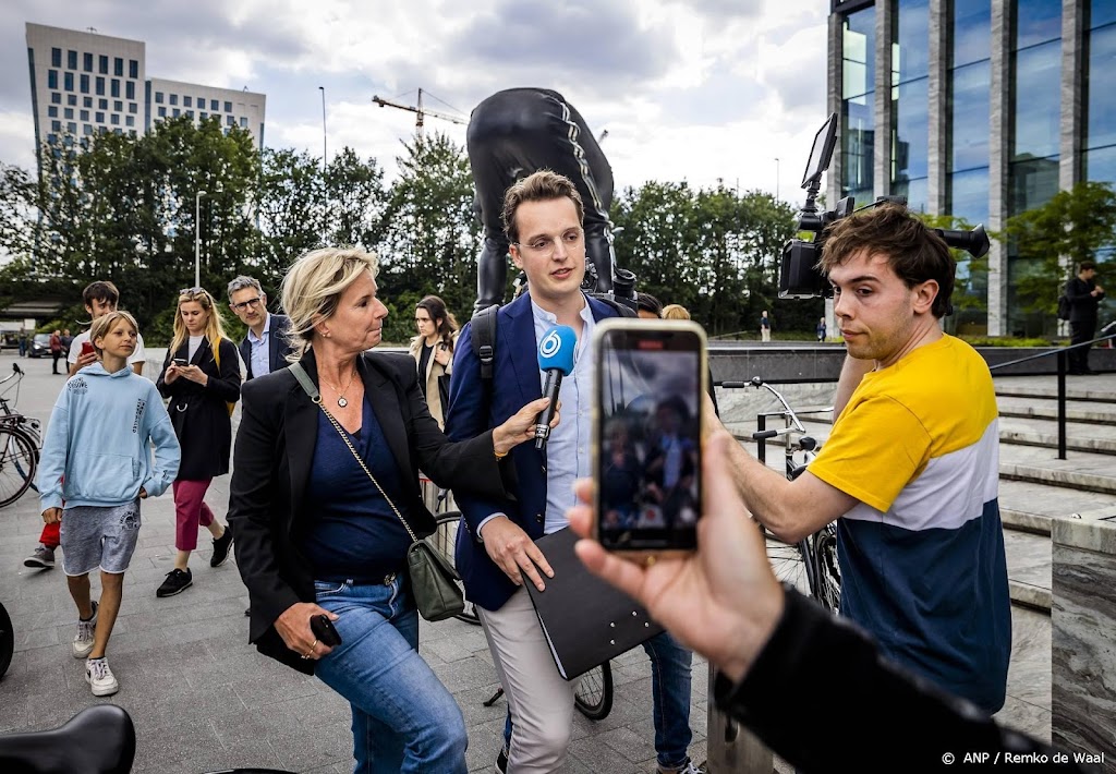 Van Lienden hoort of hij mag aanblijven bij mondkapjesstichting
