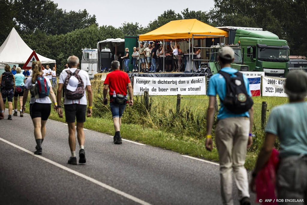 Boeren delen kaas en eieren uit aan Vierdaagselopers