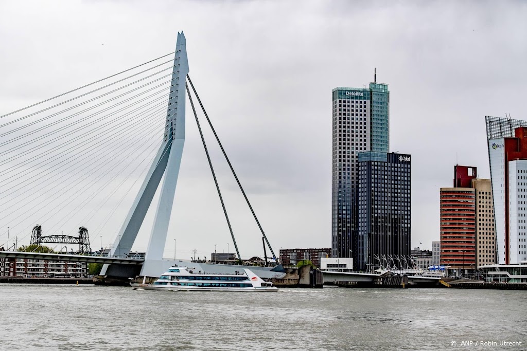 Aanvaring boten bij Erasmusbrug, 6 mensen uit water gehaald