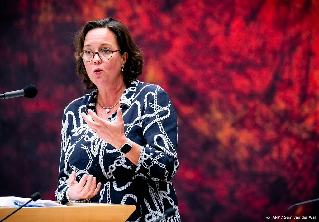 Minister Van Ark werkt thuis, gezinslid ondergaat coronatest
