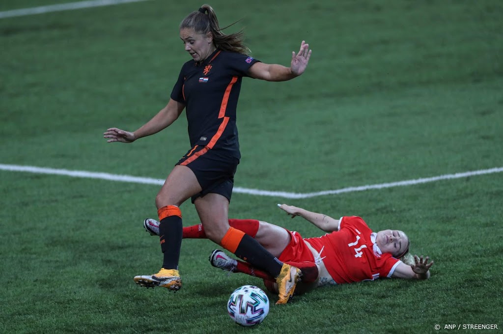 Voetbalster Martens eerder weg bij Oranje