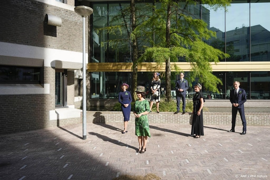 Kamerleden vertrekken naar Grote Kerk voor bijwonen troonrede
