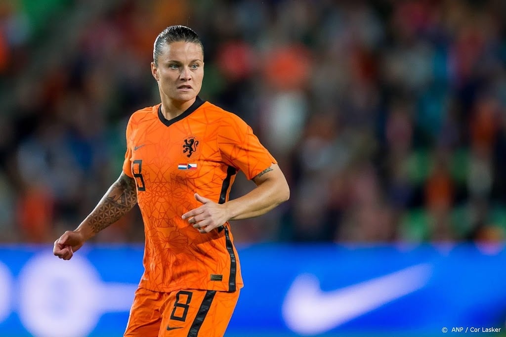 Voetbalsters starten met Spitse tegen IJsland