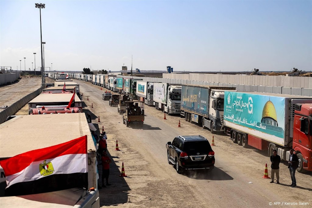 Vrachtwagens met hulp rijden vanuit Egypte Gaza binnen