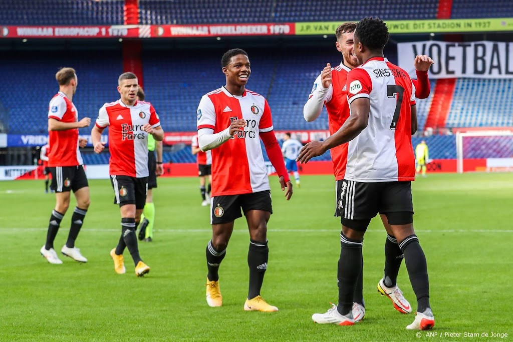 Feyenoord rekent in 35 minuten af met kansloos PEC Zwolle