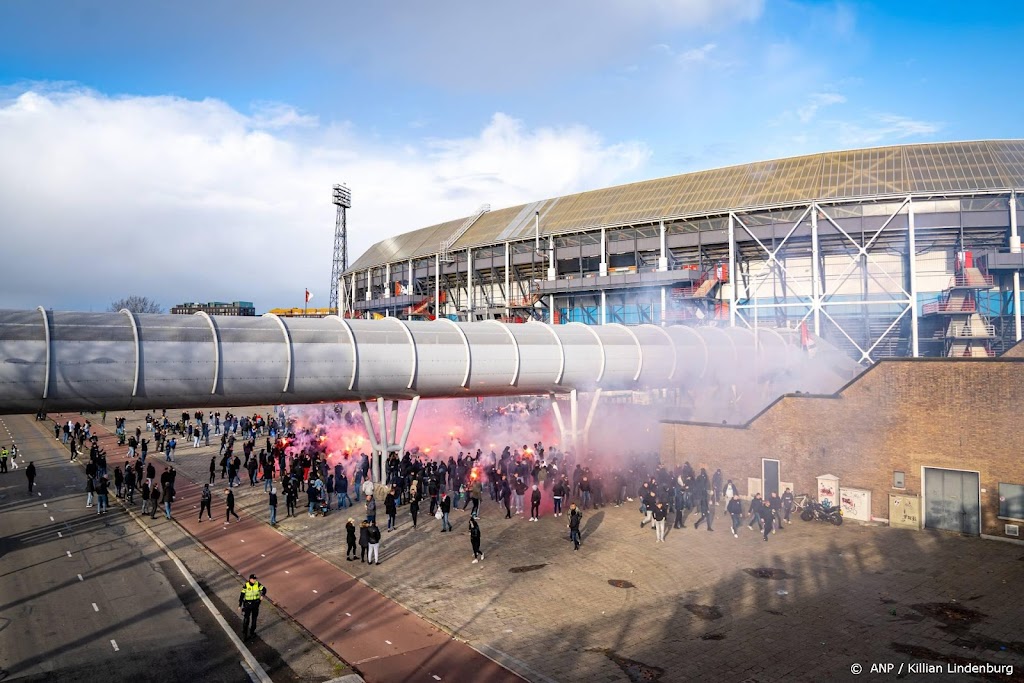 Zeventien aanhoudingen bij Kuip tijdens rust wedstrijd Feyenoord