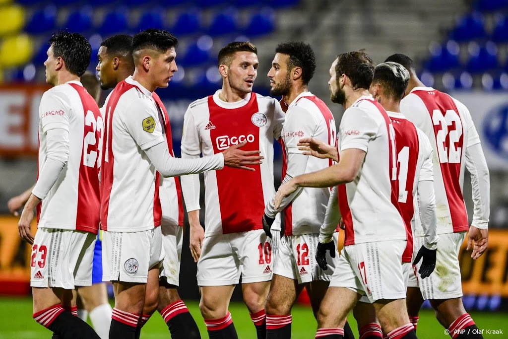 Ajax consolideert koppositie met royale zege bij RKC Waalwijk