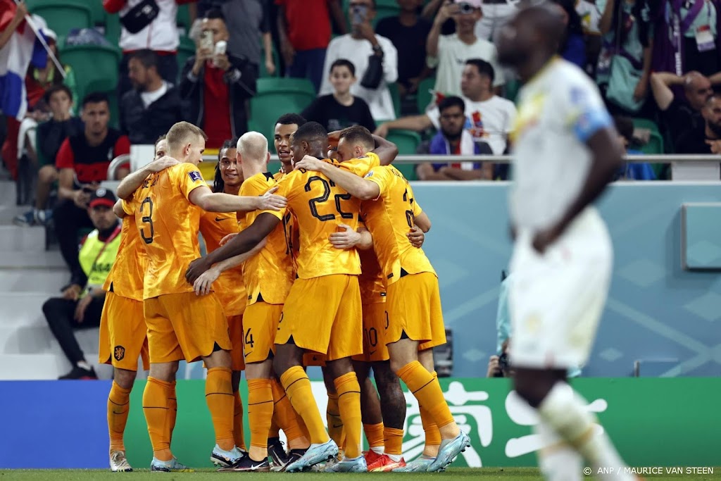 Oranje opent WK met zege op Senegal (2-0) door twee late treffers