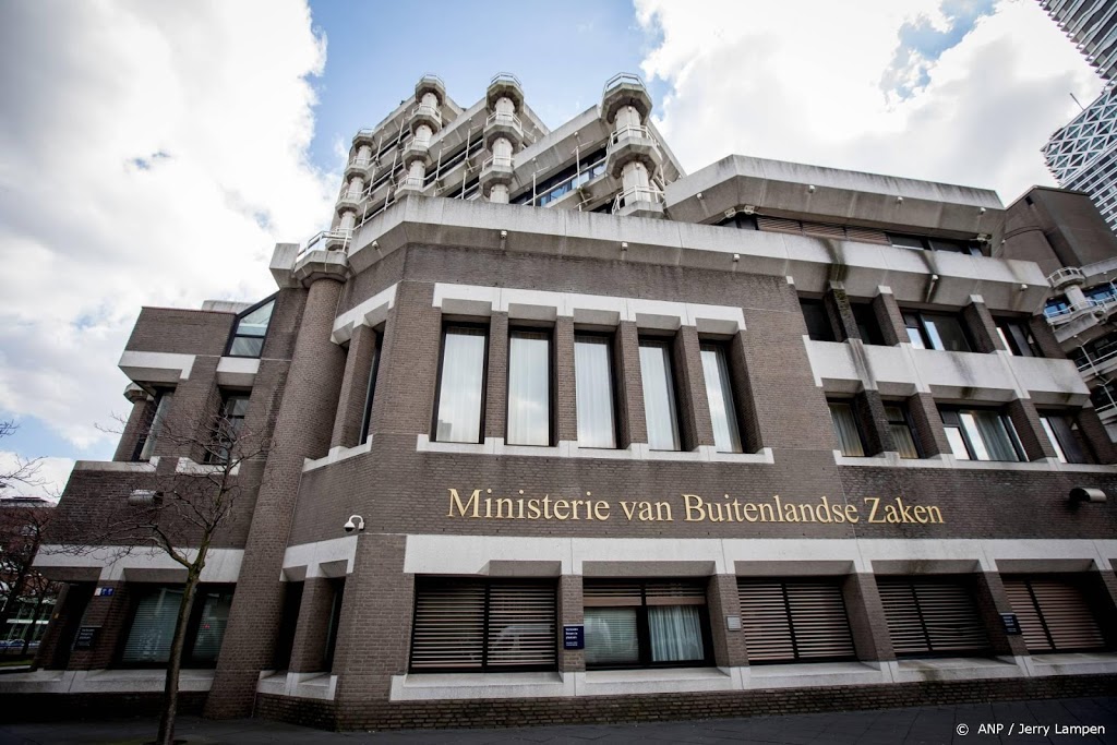 Honderden extra telefoontjes uit VK bij Buitenlandse Zaken