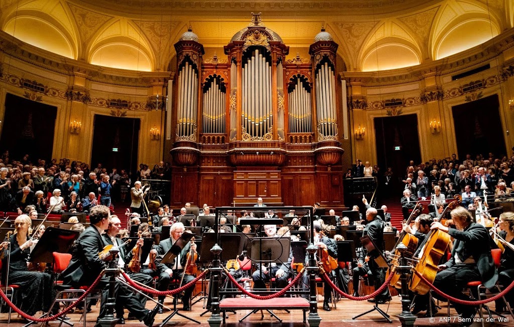 Concertgebouworkest speelt telkens als avondklok ingaat