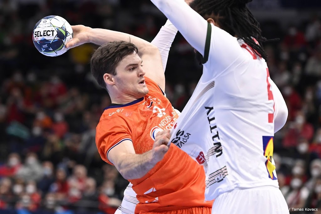 Geplaagde handbalploeg te sterk voor Montenegro op EK