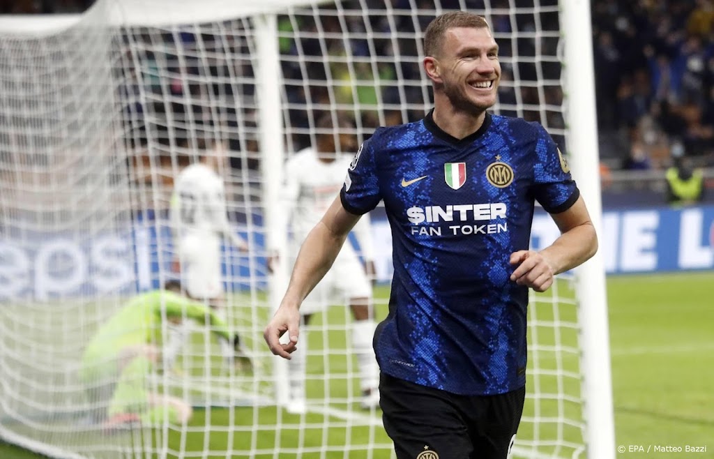 Dumfries laat ploeggenoot Dzeko raak koppen in slotminuut