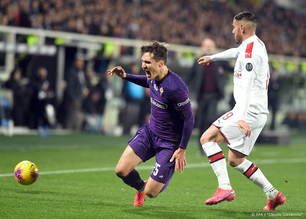 Tiental Fiorentina knokt zich naar gelijkspel tegen AC Milan