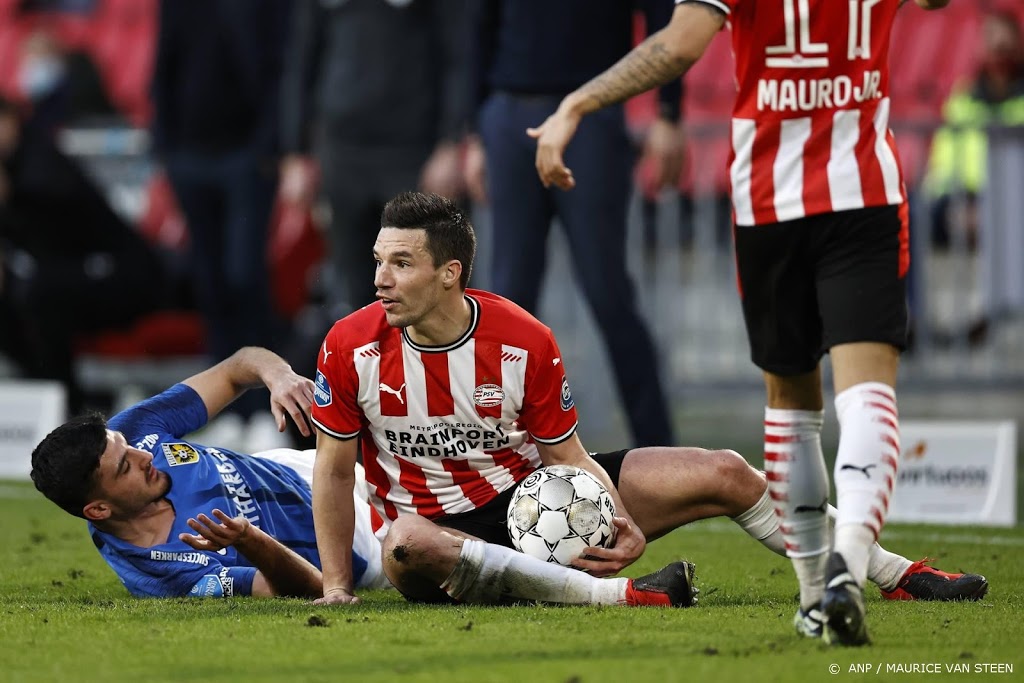 Viergever (31) zit bij PSV weer snel in zijn rol als mentor