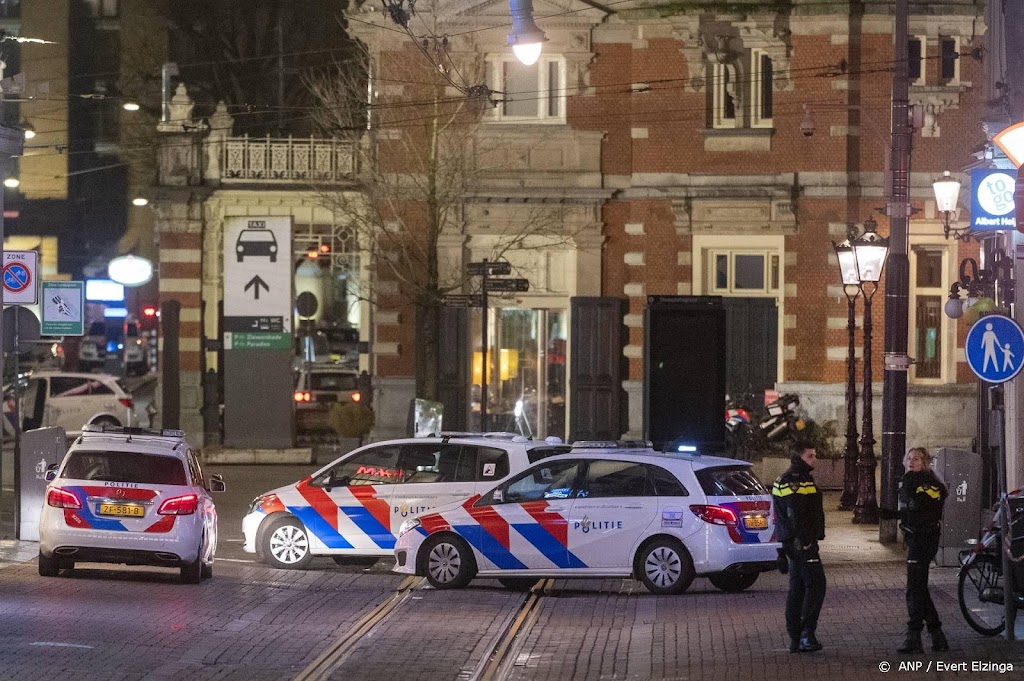 Tientallen mensen uit Apple Store opgevangen door agenten