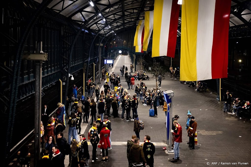 Schoonmakers treinen druk met opruimen afval carnavalsvierders