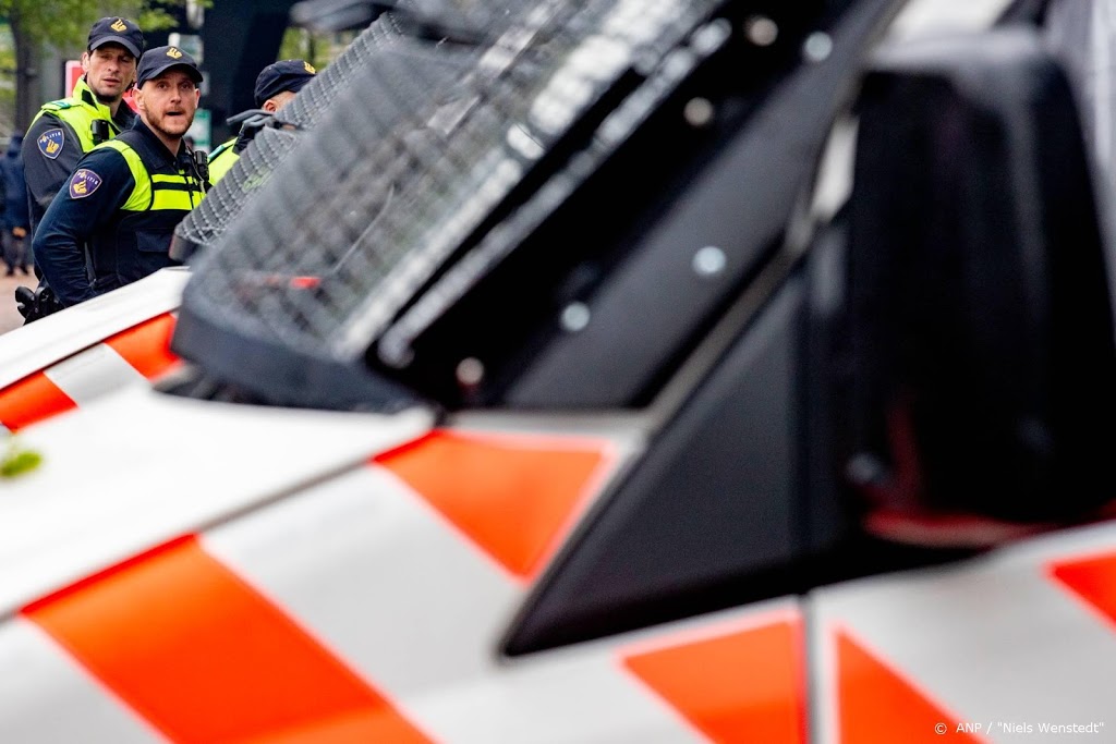 Politie bewaakt medicijnfabriek in Zeewolde