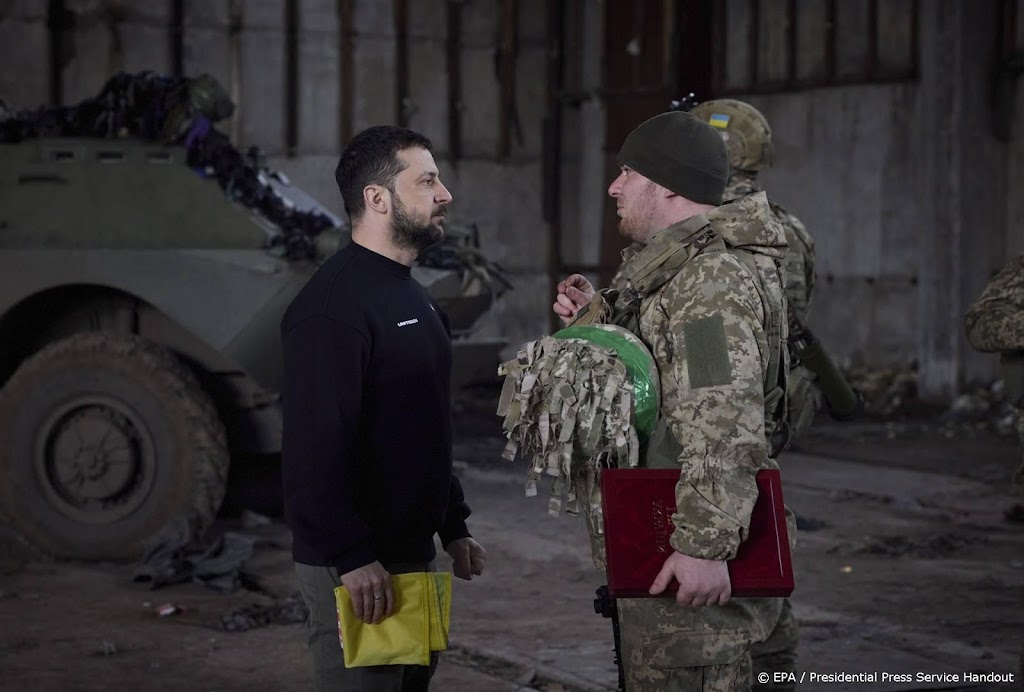 Zelensky bezoekt militairen aan front bij Bachmoet