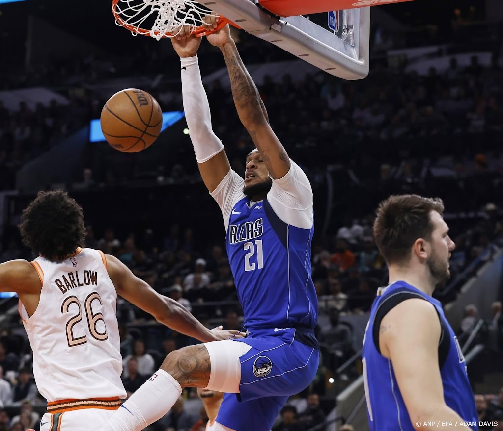 Mavericks met clubrecord 'dunken' voorbij Jazz in NBA