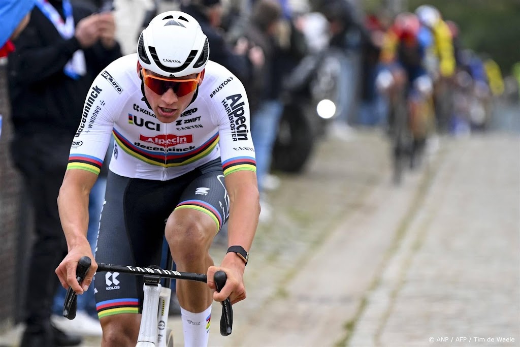 Wereldkampioen Van der Poel wint E3 Saxo Classic na lange solo