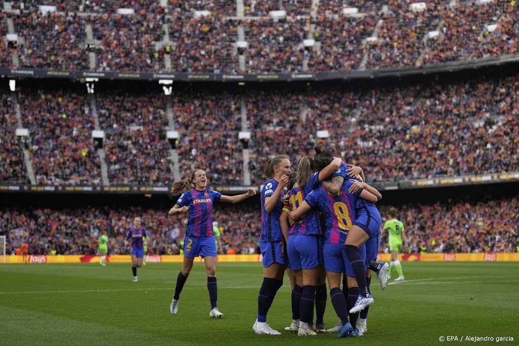 Voetbalsters FC Barcelona verslaan Wolfsburg voor 91.648 fans