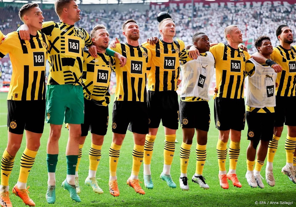 Fans Dortmund nemen na zege op Augsburg voorschot op titel