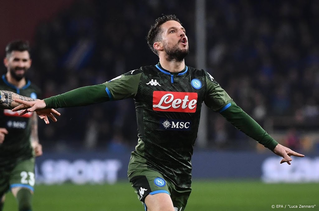 Voetballers Napoli eren topscorer Mertens met speciaal shirt