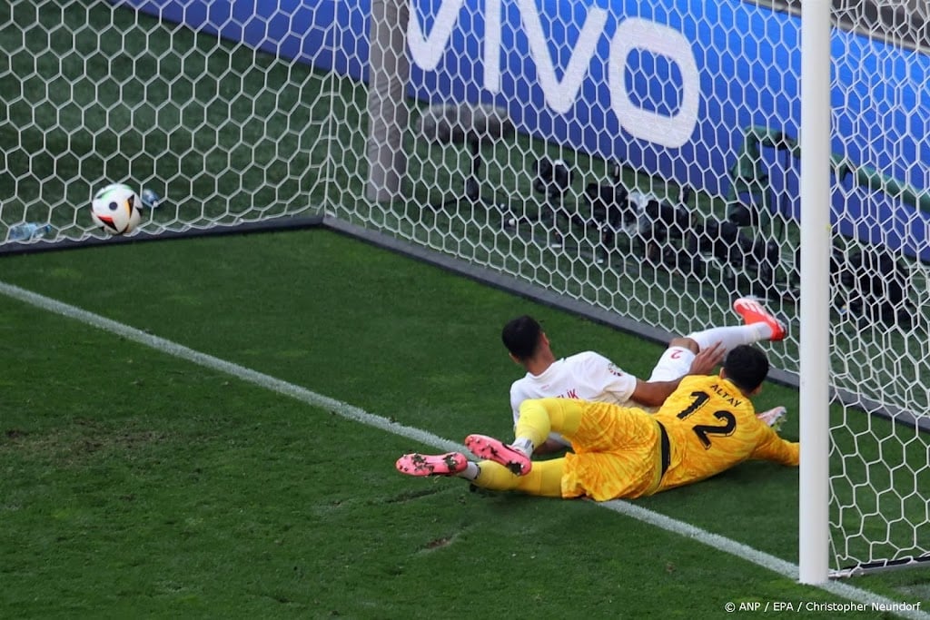 Eigen goal van Turk Akaydin al de zesde op EK voetbal