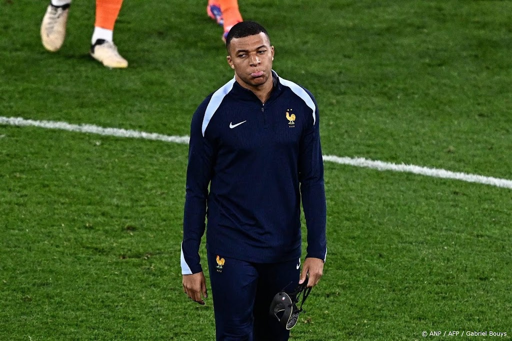 Mbappé maakt met masker minuten in oefenduel Frankrijk