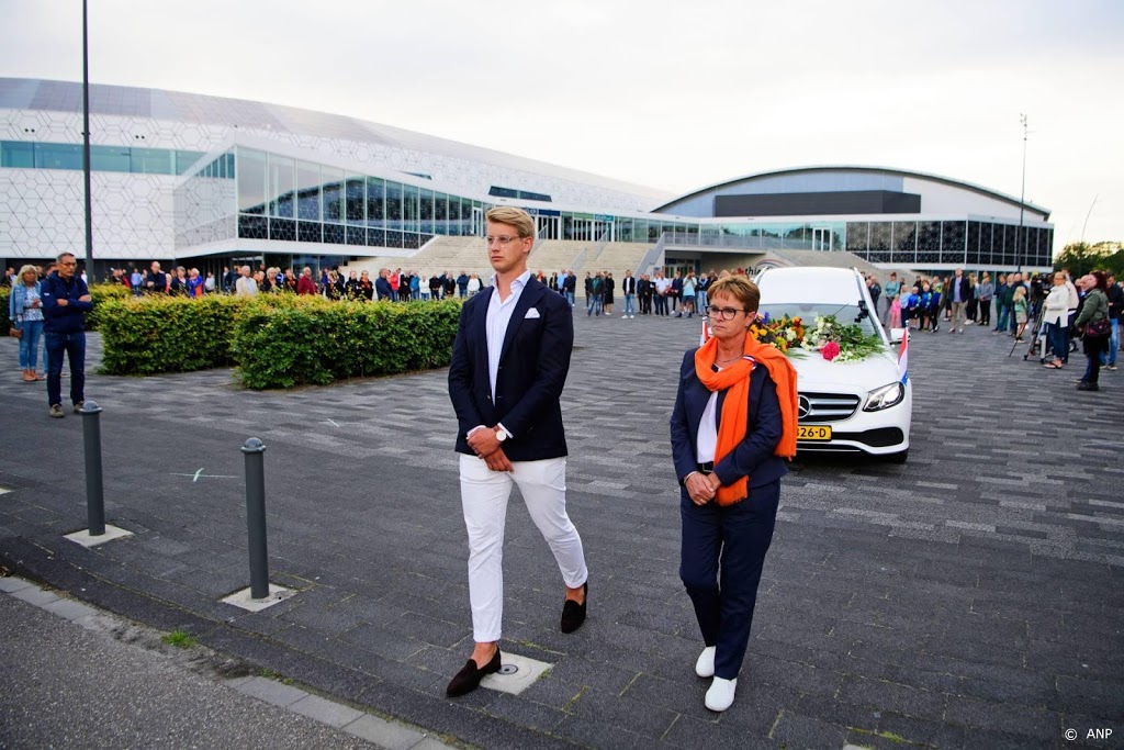 Indrukwekkend eerbetoon aan shorttrackster Van Ruijven bij Thialf