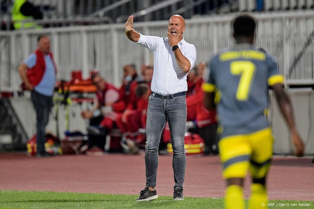 Feyenoord speelt gelijk in Kosovo bij debuut coach Slot
